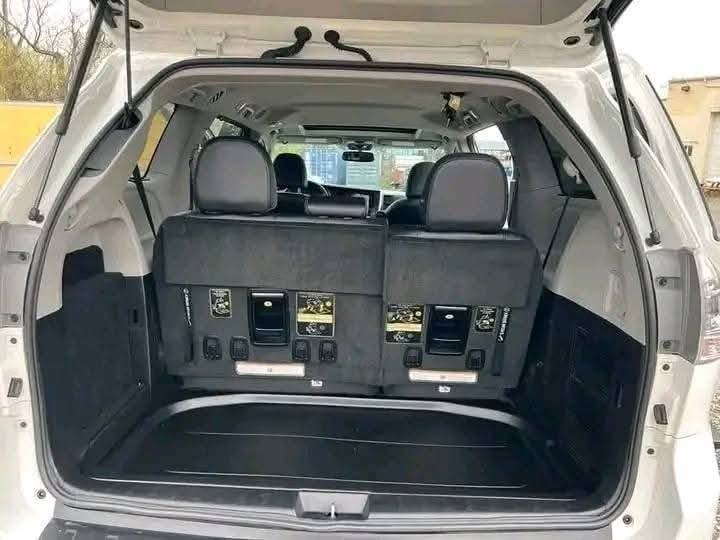 2017 Toyota Sienna - Image 4