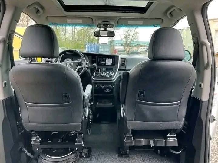 2017 Toyota Sienna - Image 6