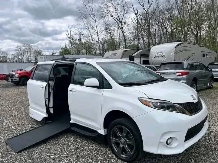2017 Toyota Sienna - Image 10