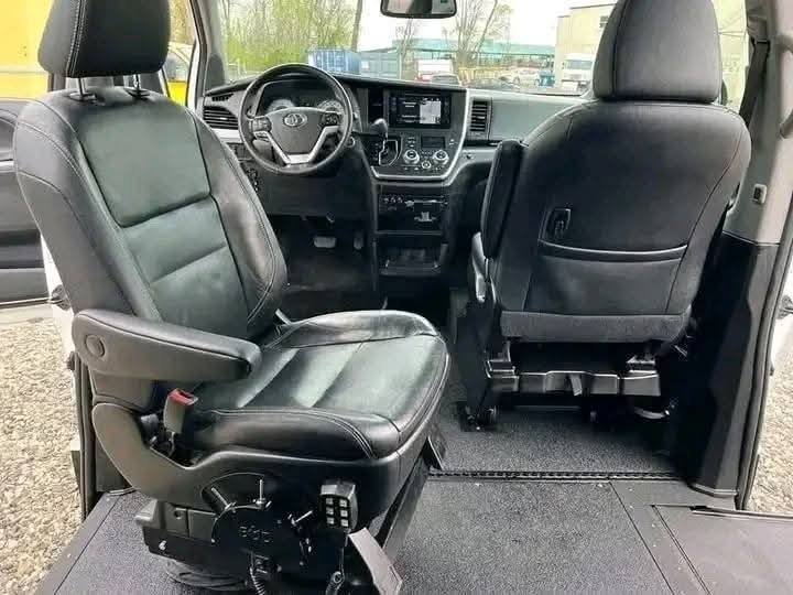 2017 Toyota Sienna - Image 8