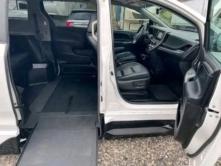 2017 Toyota Sienna - Image 3