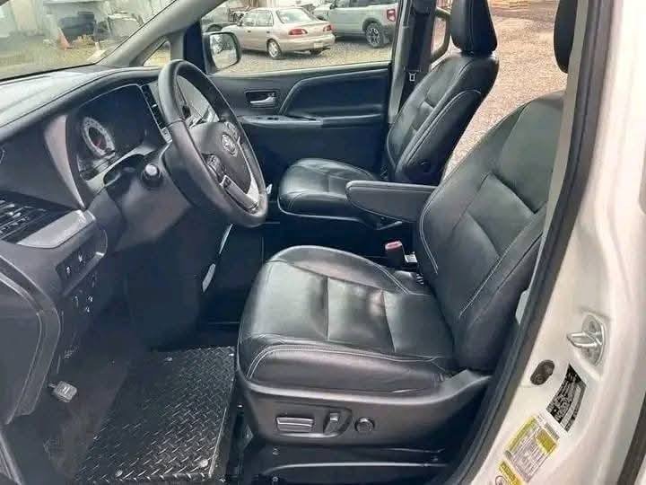 2017 Toyota Sienna - Image 5